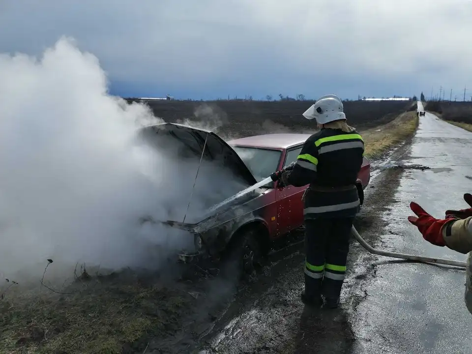 На Кіровоградщині посеред дороги горів легковик (ФОТО)