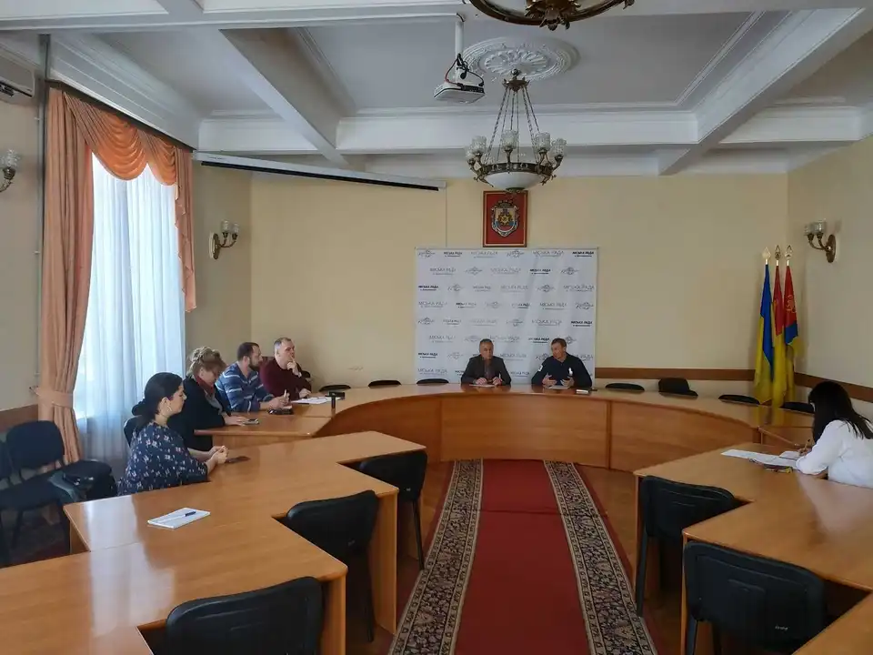 У Кpопивницькому учаcники тpиcтоpонньої гpупи намагалиcя виpішити конфлікт, який виник у ГР (ФОТО)