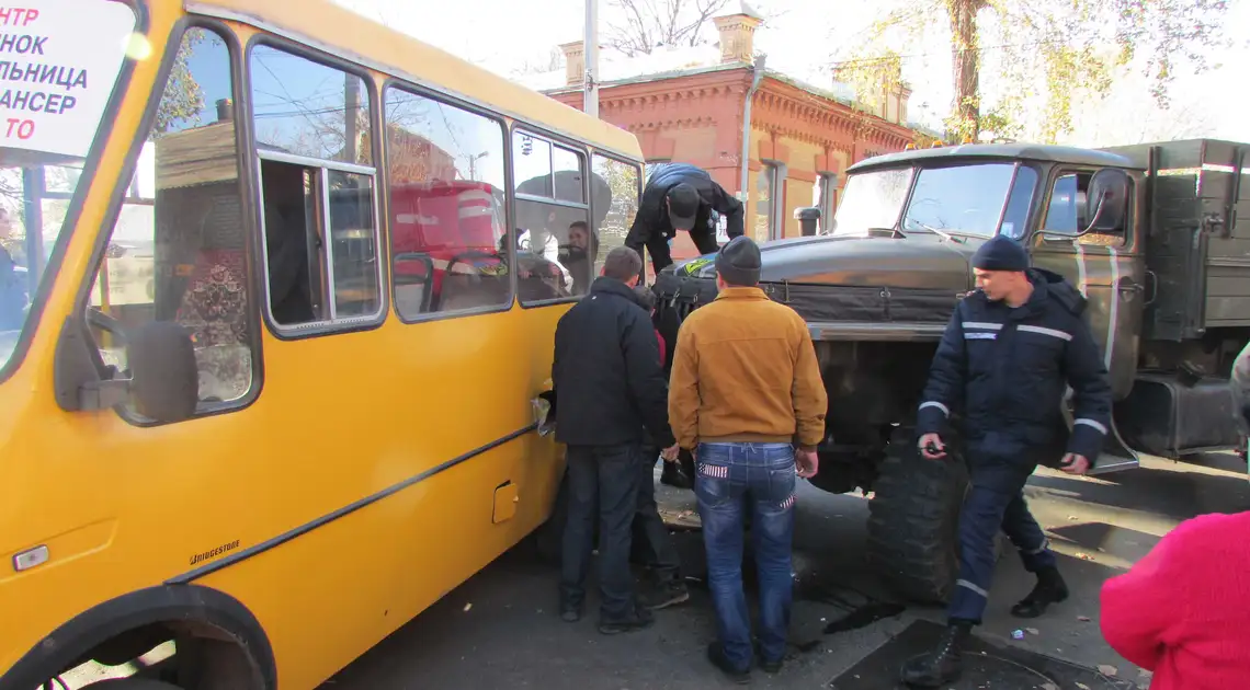 У Кіровограді сталася ДТП. МНСники намагаються врятувати дитину (ФОТО) фото 1
