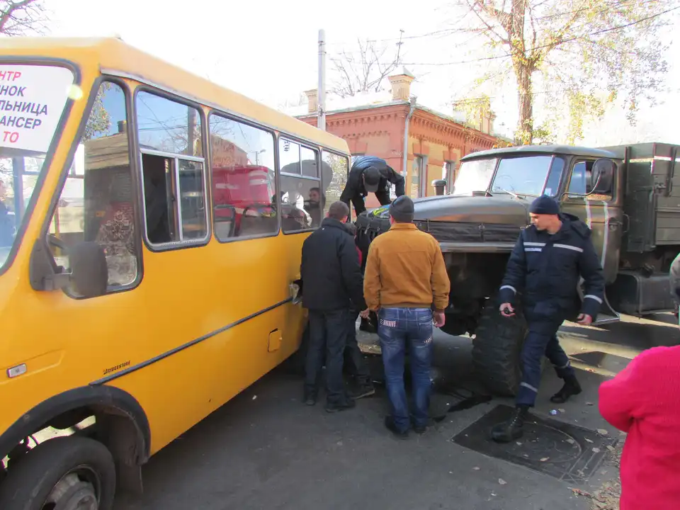 У Кіровограді сталася ДТП. МНСники намагаються врятувати дитину (ФОТО)
