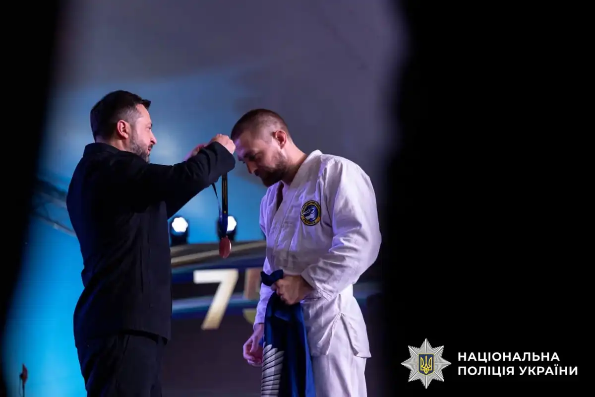 Президент України Володимир Зеленський нагороджує медаллю поліцейського з Кіровоградщини Богдана Прозорова