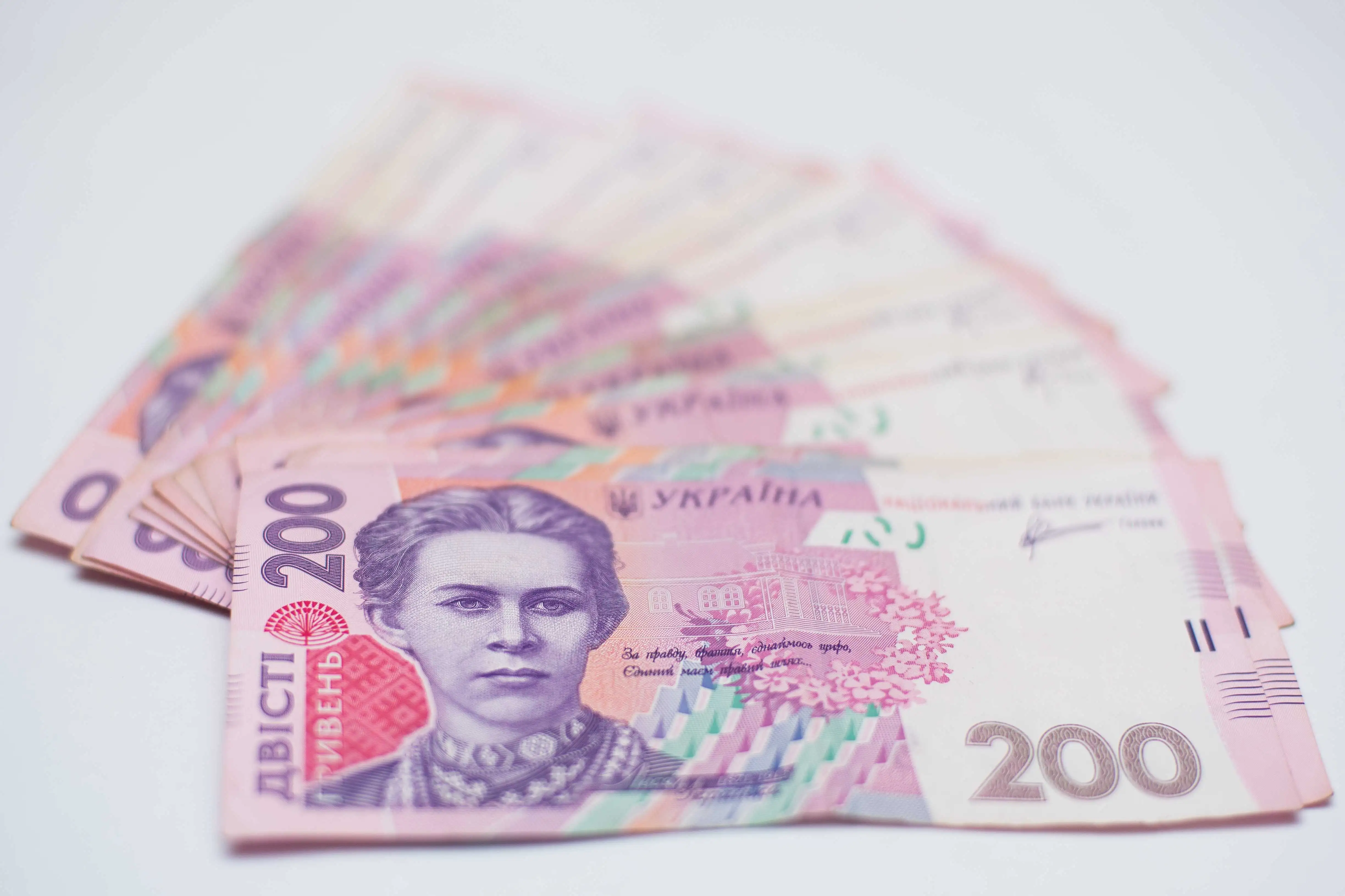 У Кабміні розповіли, якими за 10 років будуть «мінімалка» та пенсія в Україні фото 1