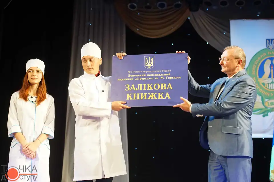 Студенти донецького медуніверситету в Кропивницькому вперше в житті вдягли білі халати (ФОТОРЕПОРТАЖ)