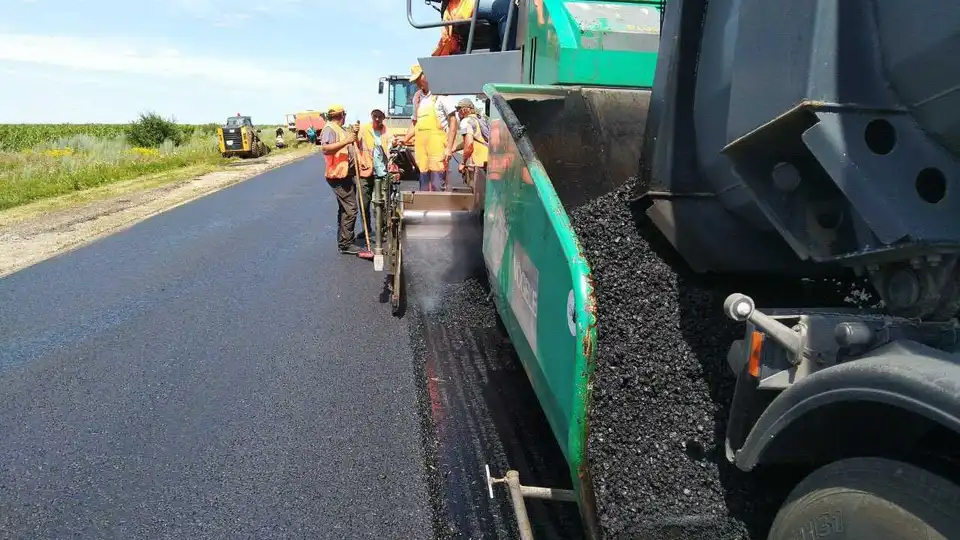 На Кіровоградщині ремонтують одразу три ділянки дороги в миколаївському напрямку (ФОТО)