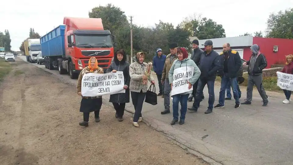 "Нас поставили на коліна": на Кіровоградщині аграрії перекривали трасу (ФОТО, ВІДЕО) фото 1