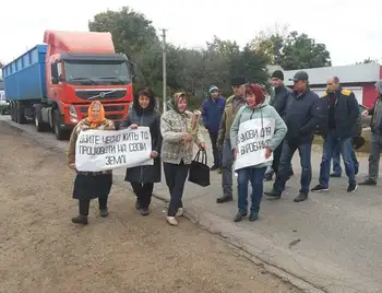 "Нас поставили на коліна": на Кіровоградщині аграрії перекривали трасу (ФОТО, ВІДЕО) фото 1