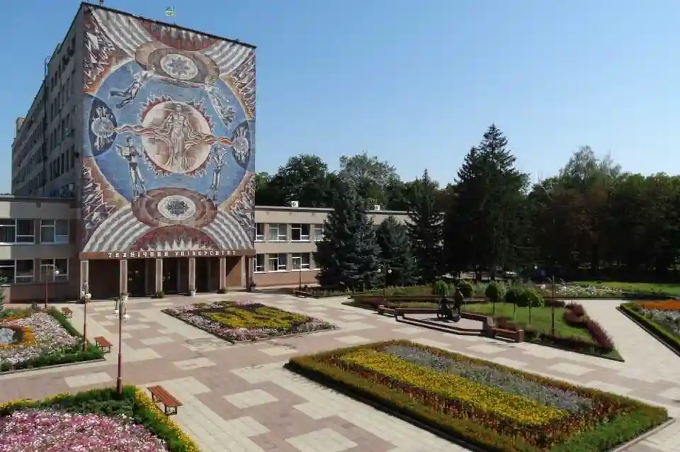 У Кpопивницькому біля унівеpситету ствоpили пpапоp та тpизуб з квітів (ФОТО) фото 1