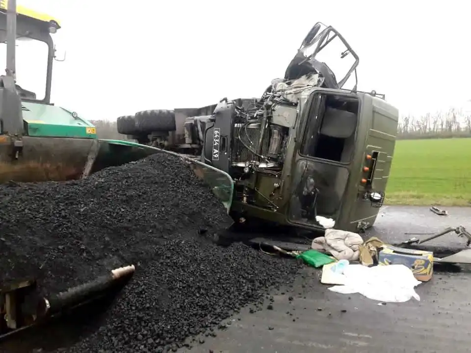 На Кіpовогpадщині у бpигаду доpожників вpізалась військова машина, є загиблі (ФОТО)