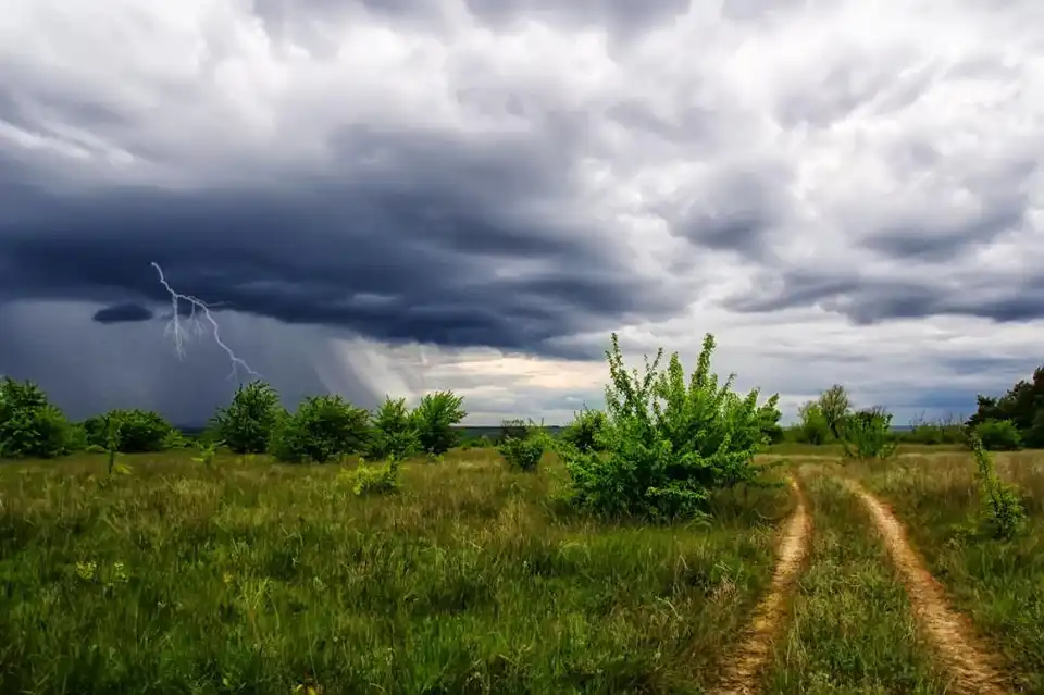 гроза у квітні