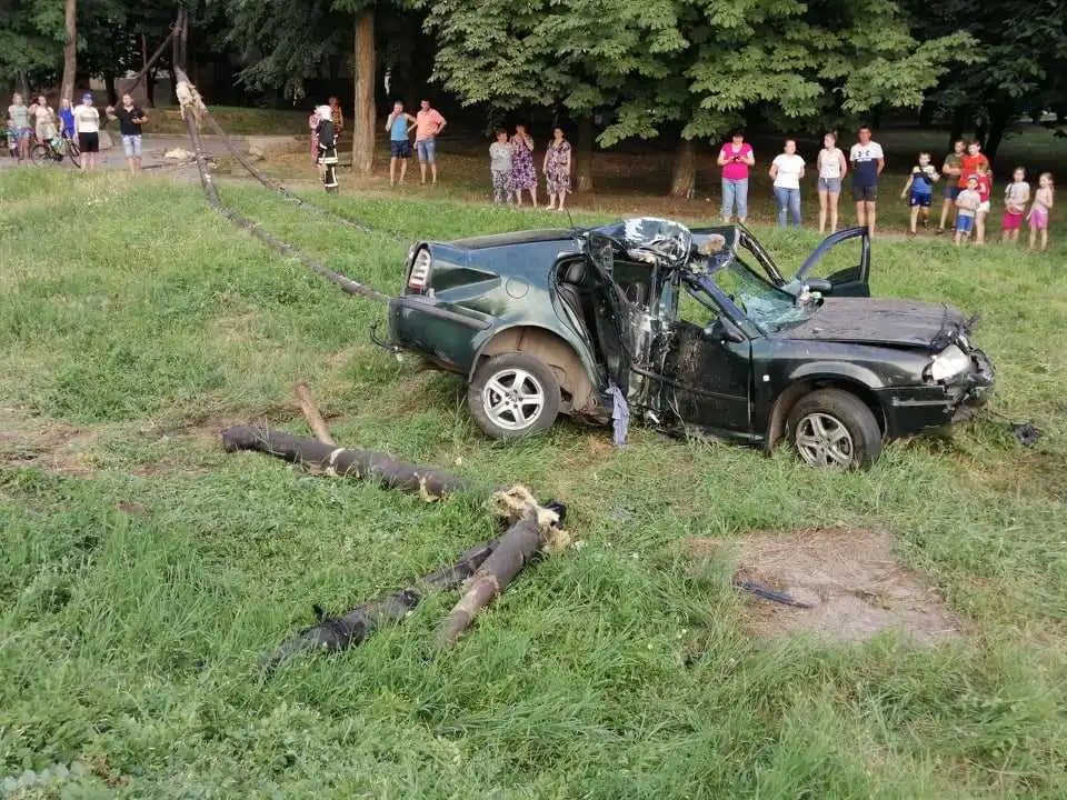 У Кропивницькому Skoda злетіла з дороги, є постраждала (ОНОВЛЕНО)