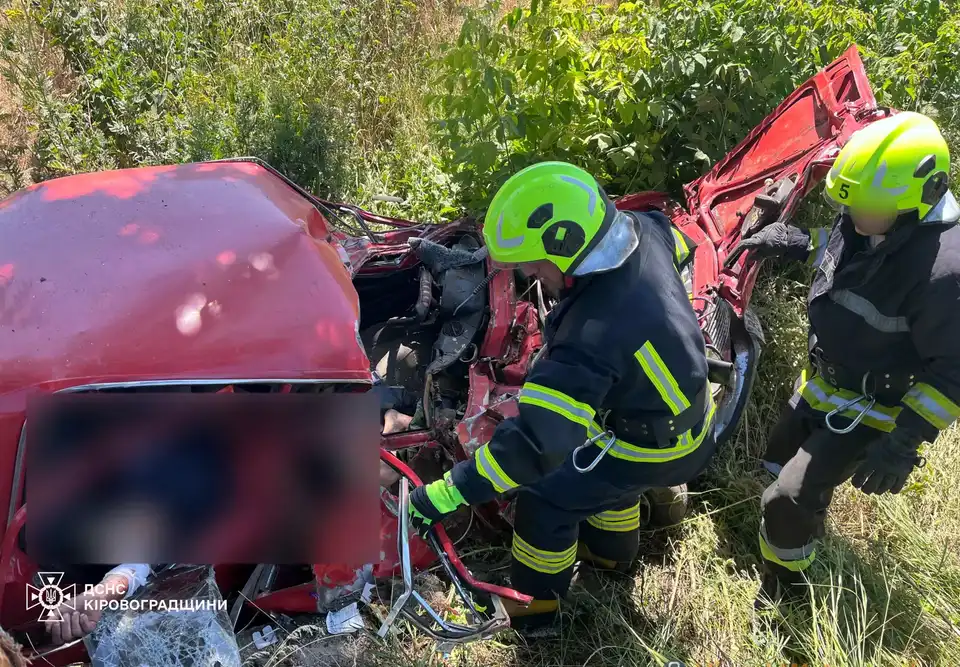 Рятувальники деблокувати чоловіка з автівки після ДТП