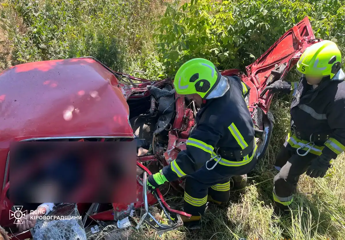 Рятувальники деблокувати чоловіка з автівки після ДТП