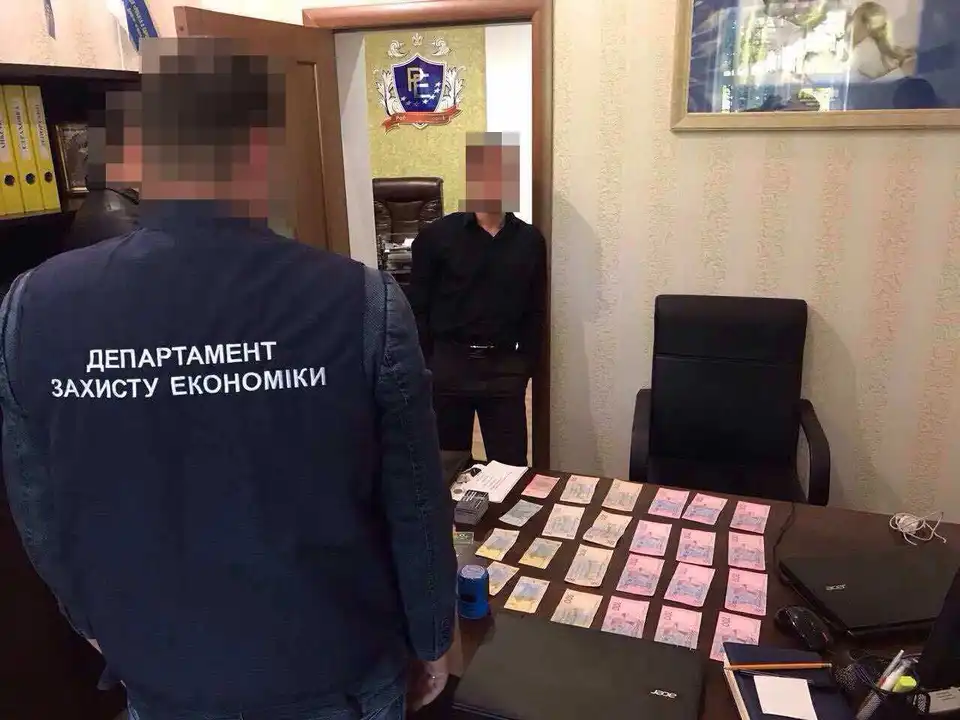 У Кропивницькому затримали на хабарі дирeктора підприємcтвa (ФОТО)