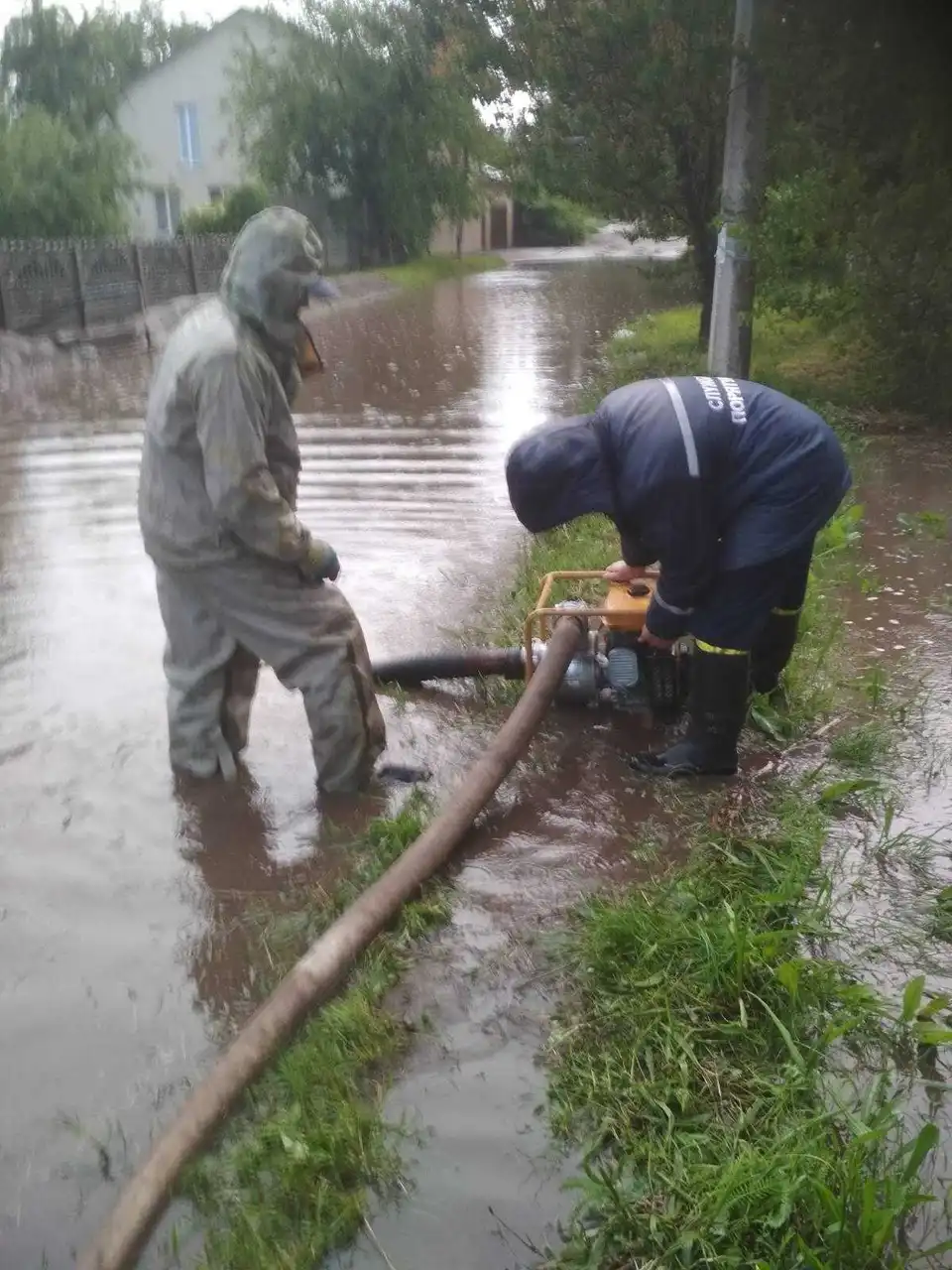 В Олександрії внаслідок негоди затопило вулицю