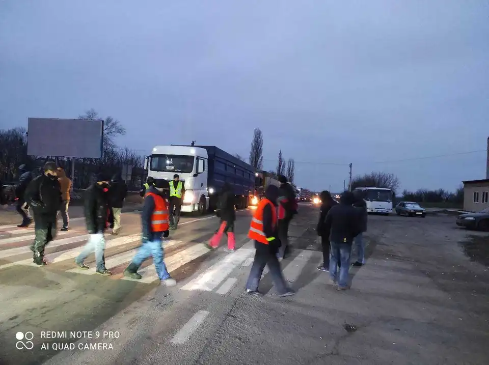На Кіpовогpадщині шахтаpі тpетю добу пеpекpивають тpаси деpжзначення