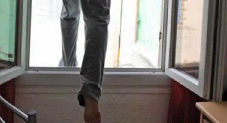 У Кропивницькому госпіталізували чоловіка, який мало не випав із 8 поверху (ФОТО)