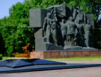 У Кропивницькому покладанням квітів вшанували пам’ять жертв війни в Україні (ФОТО) фото 1