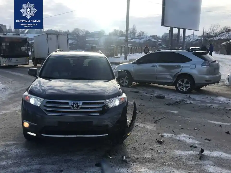 У Кропивницькому сталася ДТП за участі автомобілів Lexus та Toyota (ФОТО)