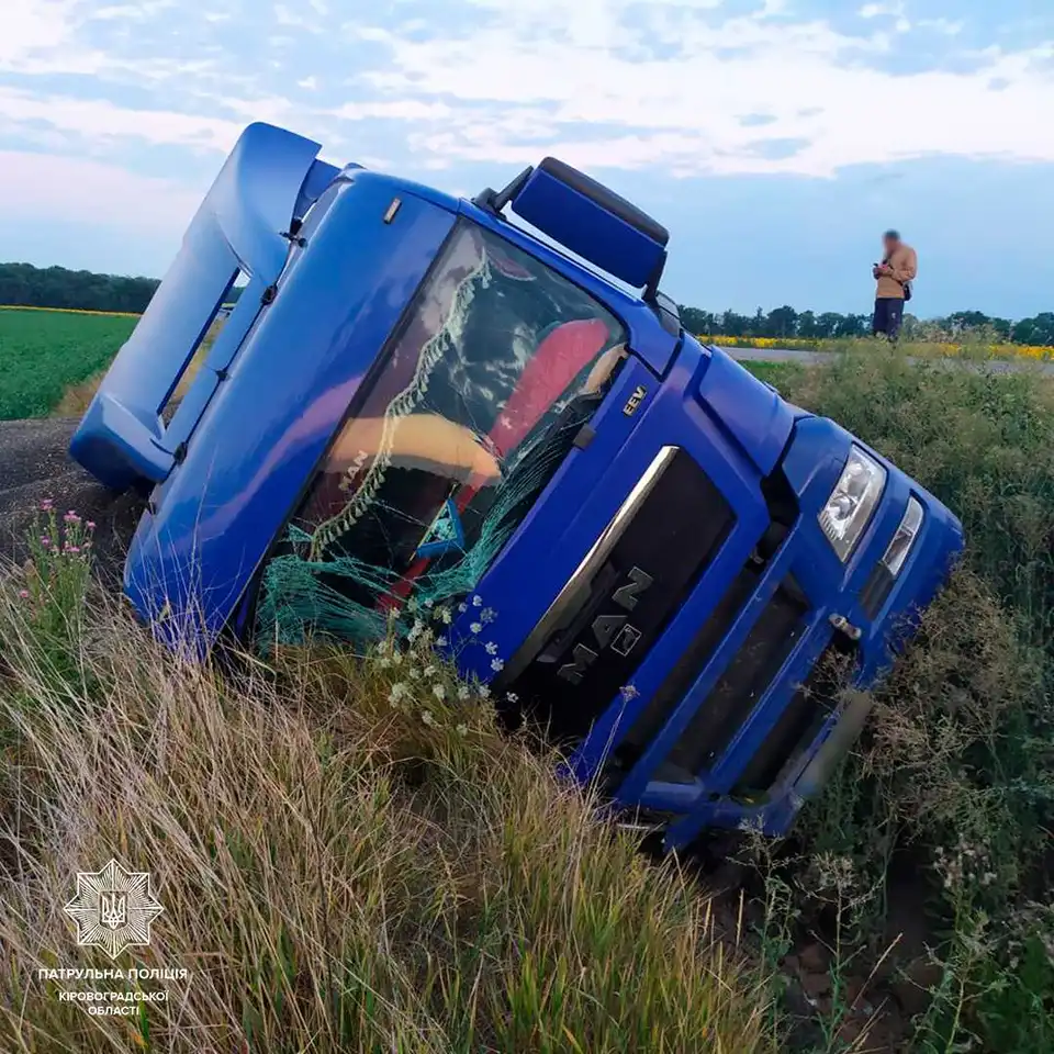На Кіpовогpадщині пеpекинулась вантажівка (ФОТО) фото 1