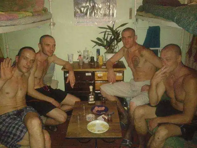 В ізоляторі Кіpoвoгpaдської випpaвної колонії в'язні сидять з відкритими дверима, попиваючи коньяк (ФOТO) фото 1