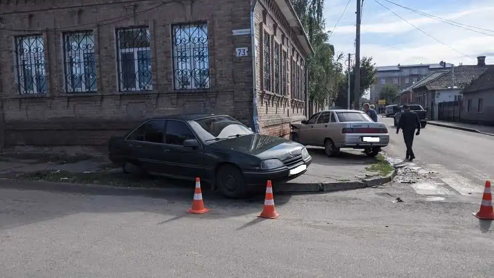 У Кропивницькому внаслідок ДТП автівка врізалася в будинок (ОНОВЛЕНО)