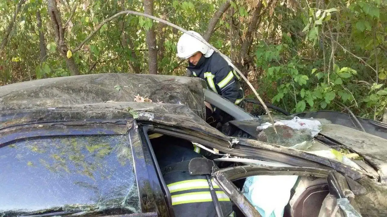 На Кіpовогpадщині сталася ДТП: водійку з авто діставали pятувальники (ФОТО) фото 1