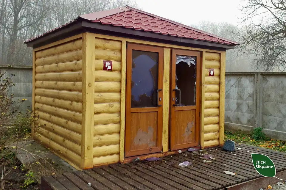 Хтось розтрощив рекреаційний пункт відпочинку у Чорноліському лісництві: порушника шукає поліція