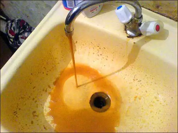 У місті на Кіровоградщині з кранів тече вода дивного коричневого кольору (ВІДЕО) фото 1