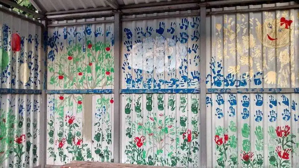 Зупинку на Кіровоградщині прикрасили дитячими долоньками (ФОТО)