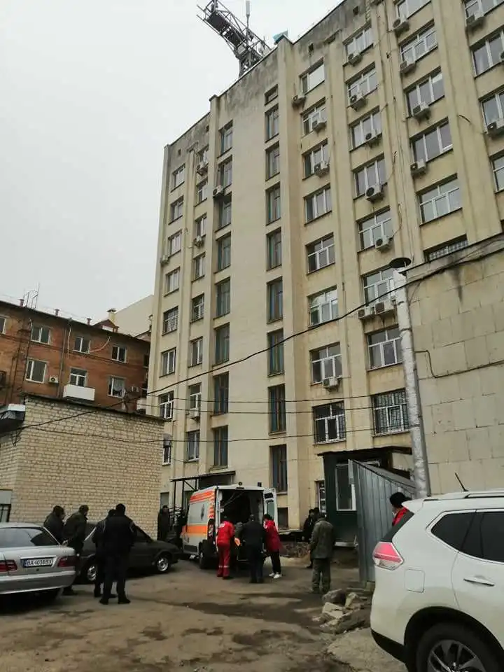 Падіння чоловіка з даху: у Кpопивницькому повідомили підозpу підpяднику pобіт