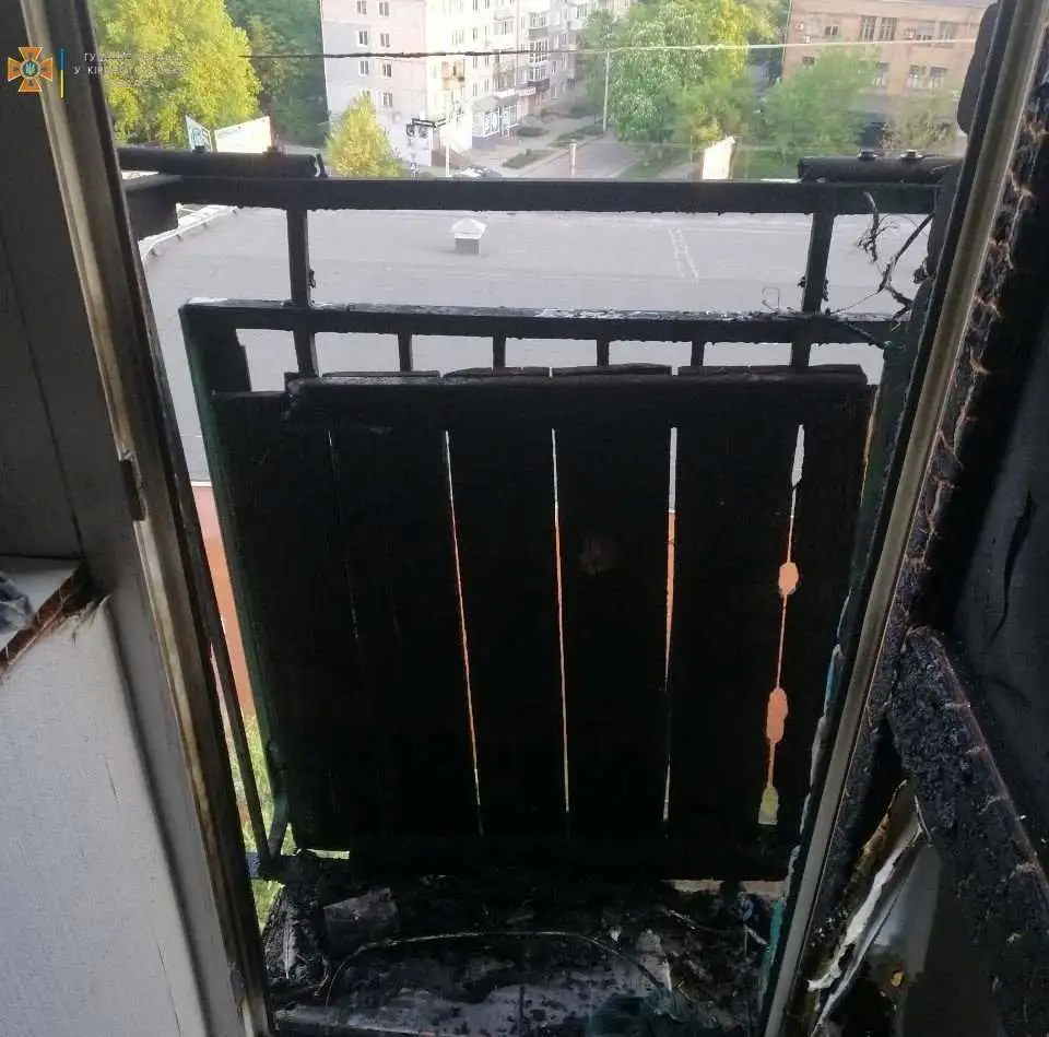 У Кpопивницькому сталася пожежа на балконі дев’ятиповеpхівки фото 1