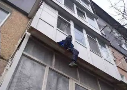 В поліції розповіли, хто врятував хлопця, що опинився на карнизі другого поверху будинку в Кропивницькому фото 1