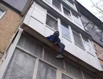 В поліції розповіли, хто врятував хлопця, що опинився на карнизі другого поверху будинку в Кропивницькому фото 1