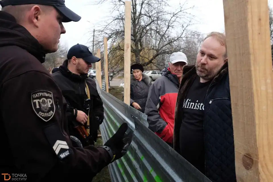 У Кропивницькому люди протестують проти будівництва магазину біля їхнього будинку (ФОТО)