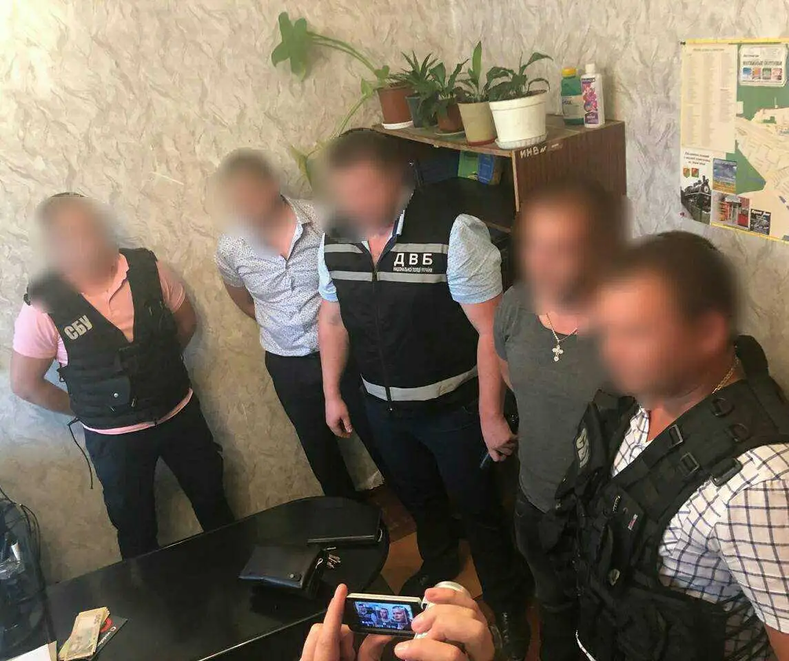 На Кіровоградщині під час отримання 25 тисяч хабара затримали майора Нацполіції (ФОТО) фото 1