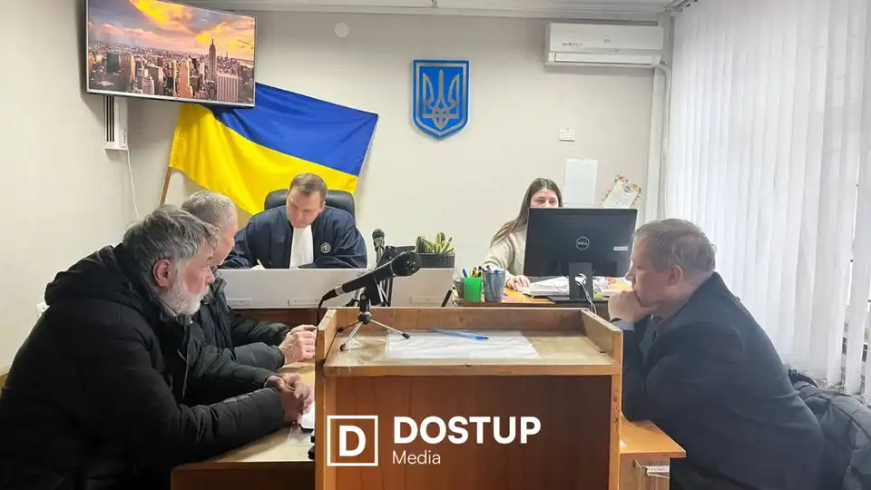 “Обоє служать”: у Кропивницькому суді зупинили справу голови громади та посадовця, підозрюваних у корупції