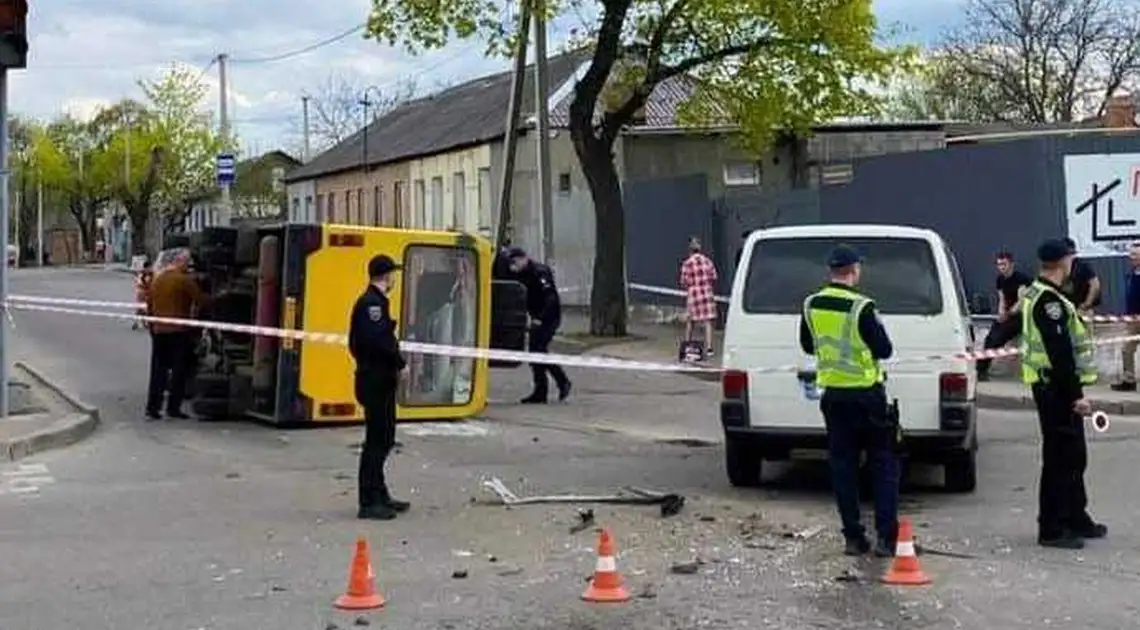 У мережі з'явилося відео вчорашньої ДТП за участі маршрутки (ВІДЕО) фото 1