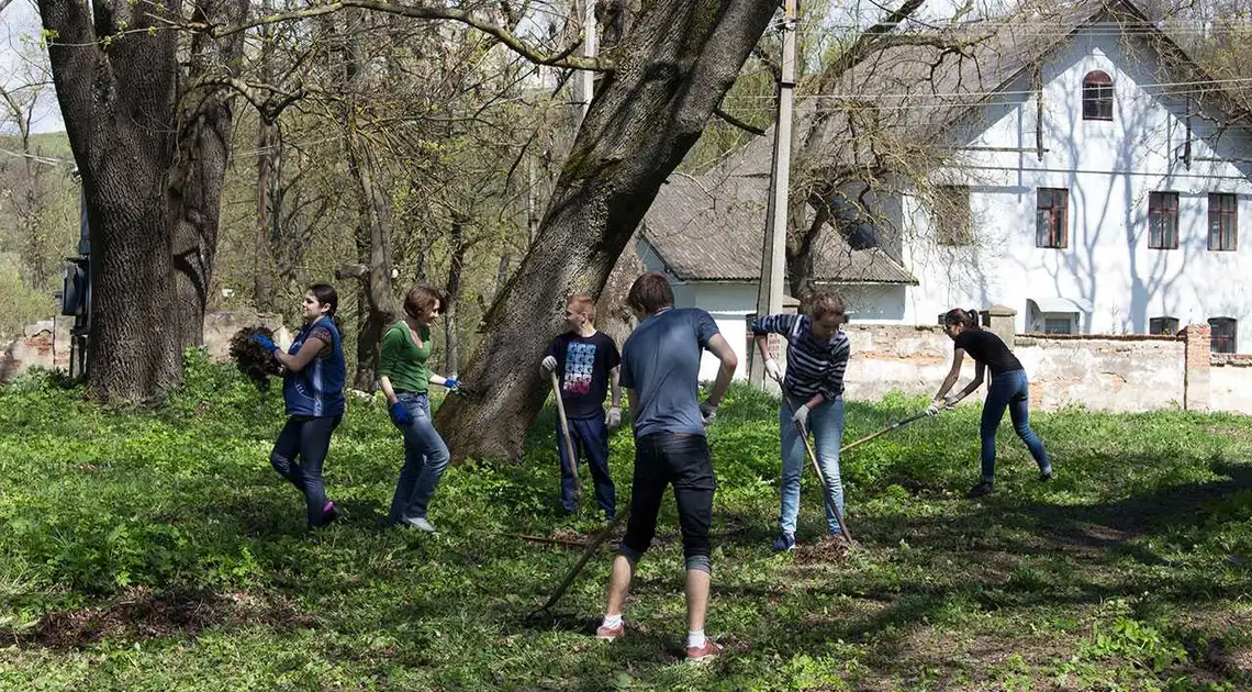 Старшокласників та вчителів у Кропивницькому змусять «генерально» прибрати території шкіл фото 1