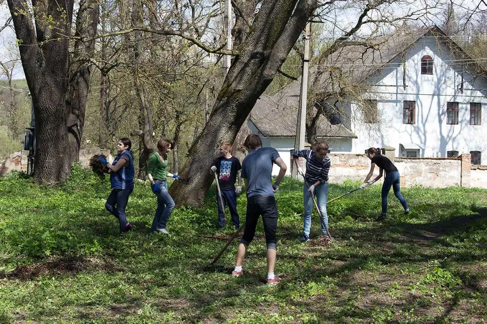 Старшокласників та вчителів у Кропивницькому змусять «генерально» прибрати території шкіл