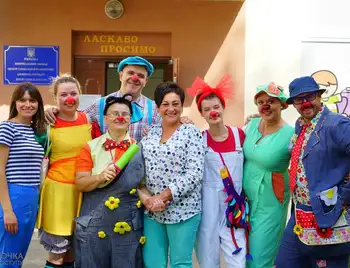 Фестивальні лікарняні клоуни розважали малечу в медзакладах Кропивницького (ФОТО) фото 1