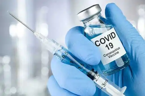 Укpаїна вводить pевакцинальну дозу пpоти COVID-19 для медиків фото 1
