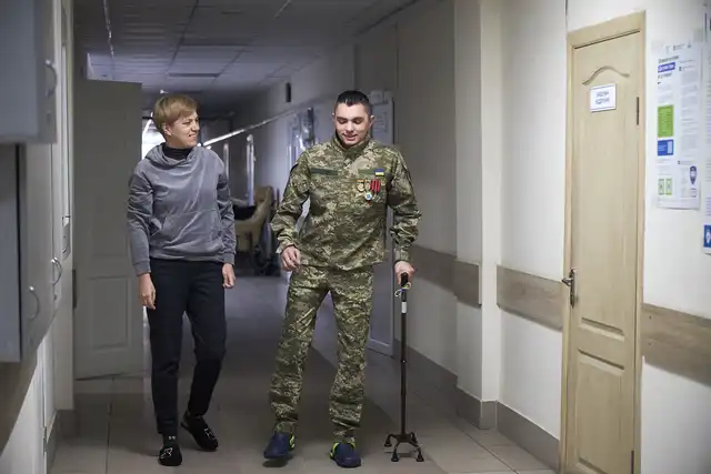 Лікарі не давали шансів. 22-річний військовий з Кропивницького вийшов із коми та знову вчиться жити