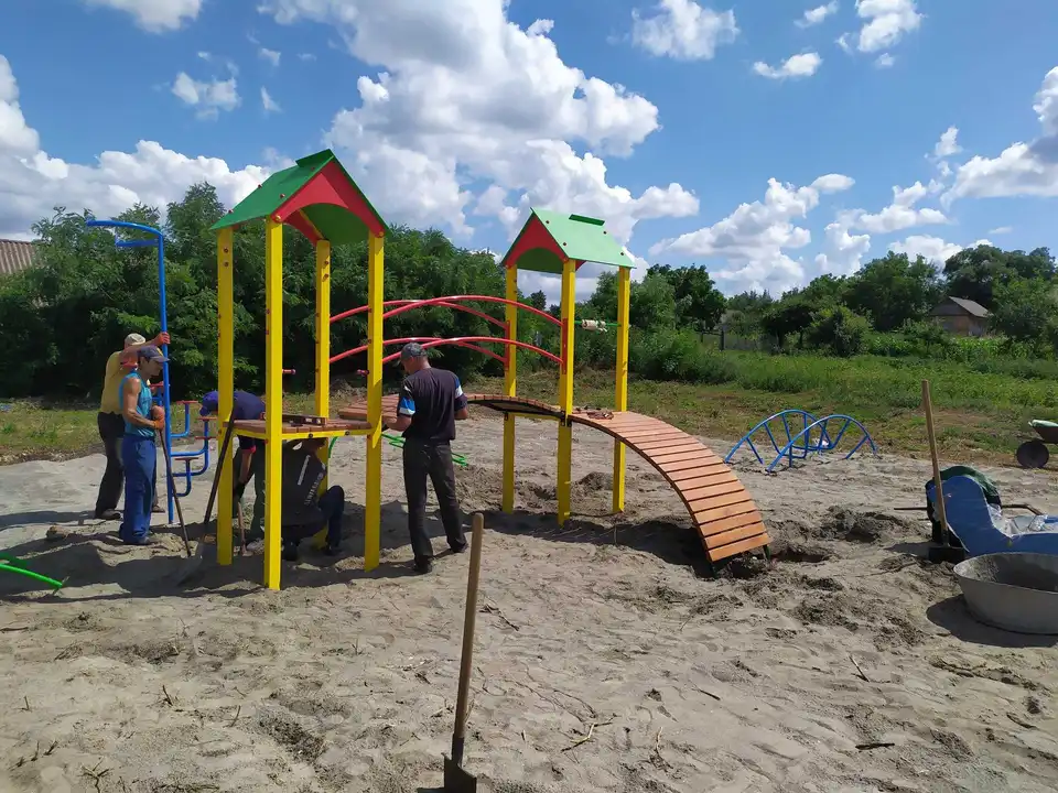 У Новомиргороді на місці зруйнованого клубу облаштовують новий дитячий майданчик (ФОТО)