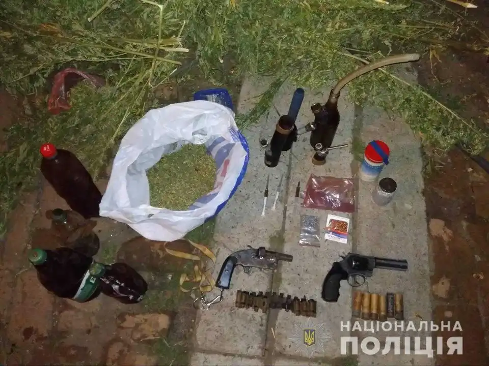 На Кіровоградщині рецидивіст вдома зберігав зброю та наркотики фото 1