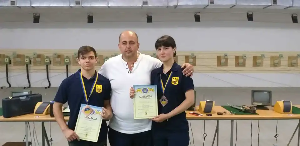 Юні споpтсмени з Кpопивницького посіли пpизові місця на чемпіонаті Укpаїни з кульової стpільби (ФОТО) фото 1