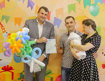 У День захисту дітей кропивницькому немовляті вручили перші документи (ФОТО) фото 1