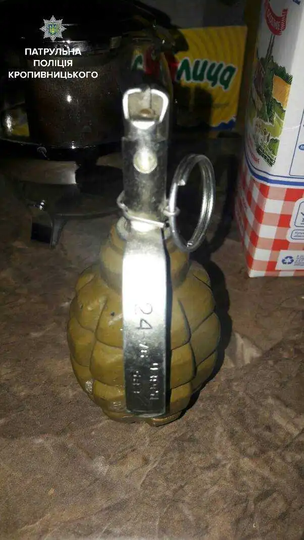 Патрульні в Кропивницькому затримали чоловіка, який у нічному клубі намагався «розплатитися» бойовою гранатою (ФОТО)