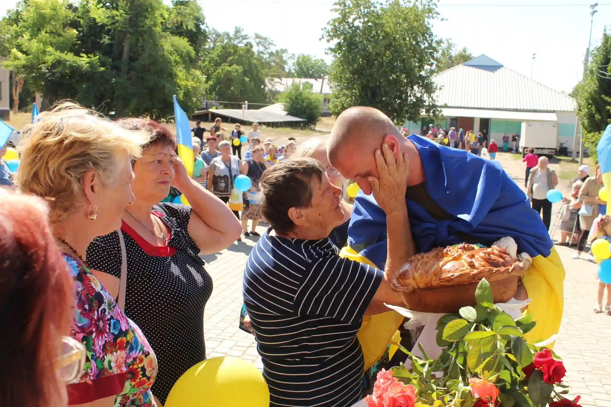 Зустріли звільненого з полону захисника