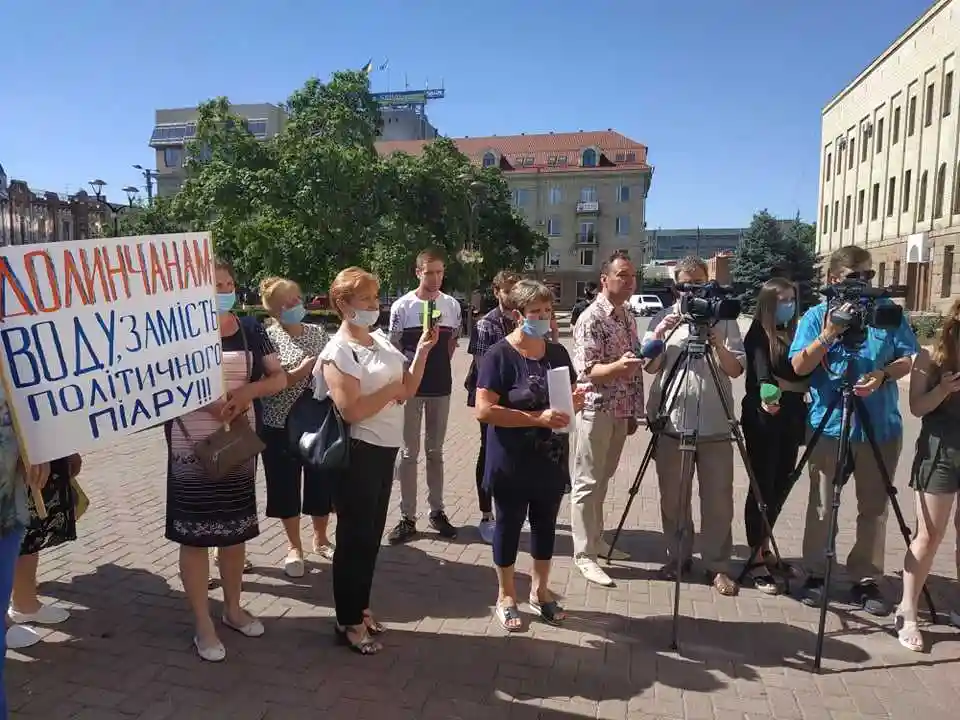Під стінами Кіровоградської ОДА мешканці Долинської вимагають добудувати водогін (ФОТО) фото 1