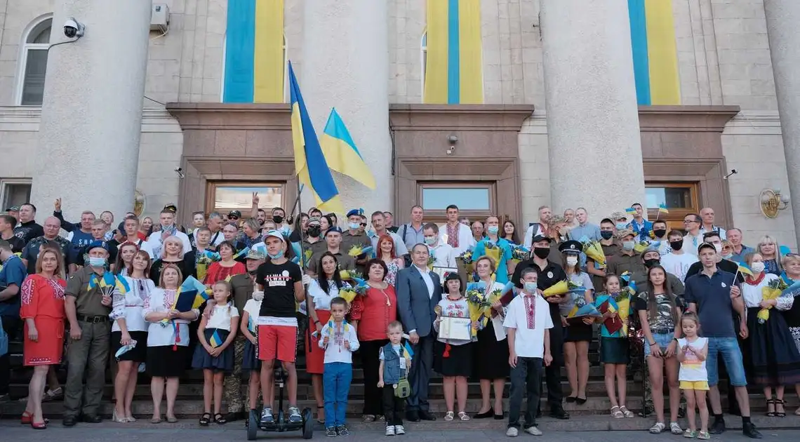 Автомотопробіг та святкові нагородження: у Кропивницькому відбулися урочистості до Дня Незалежності (ФОТОРЕПОРТАЖ) фото 1